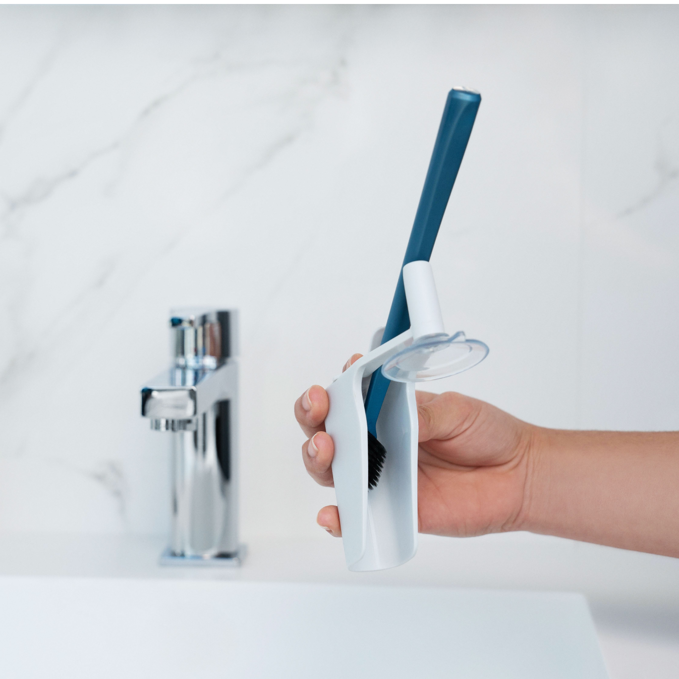 Upright vs Head-Down Toothbrush Drying: What Actually Matters