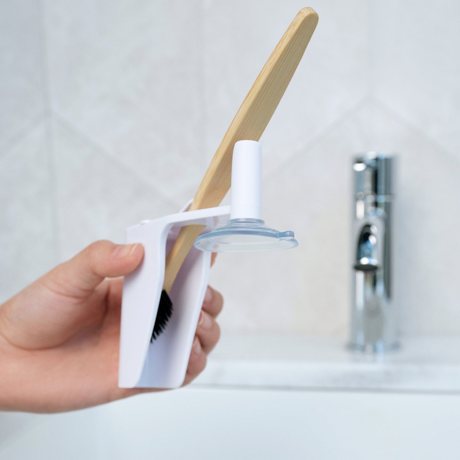 Upright vs Head-Down Toothbrush Drying: What Actually Matters